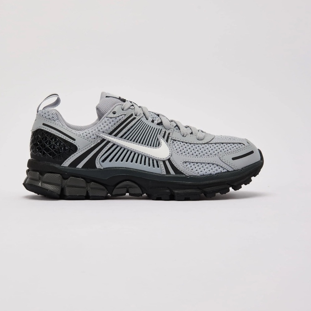 Women's NIKE VOMERO 5 GRADE-SCHOOL NEW/Size 5.5 Big kids/7.5 women's